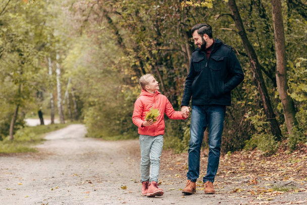 isä ja tytär kävelemässä puistossa - Valokuva, kuva