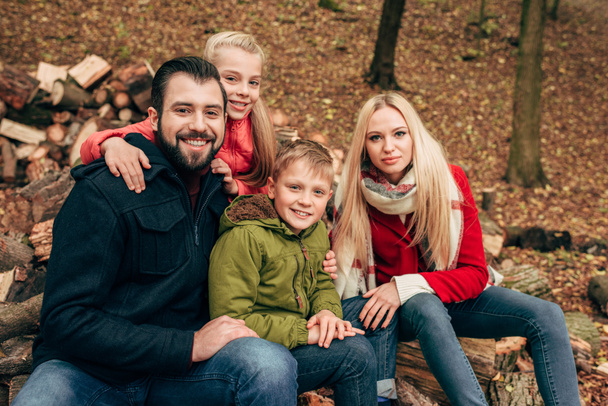 boldog család az őszi parkban  - Fotó, kép