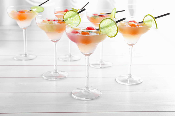 Glazen van heerlijke cocktails  - Foto, afbeelding
