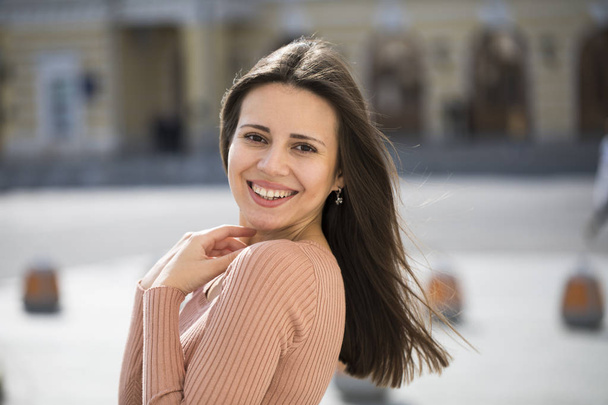 Closeup portrait of a happy young woman smiling - Foto, afbeelding