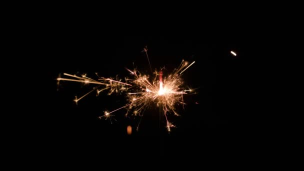 Magische gloeiende stroom van Sparks in het donker - Video