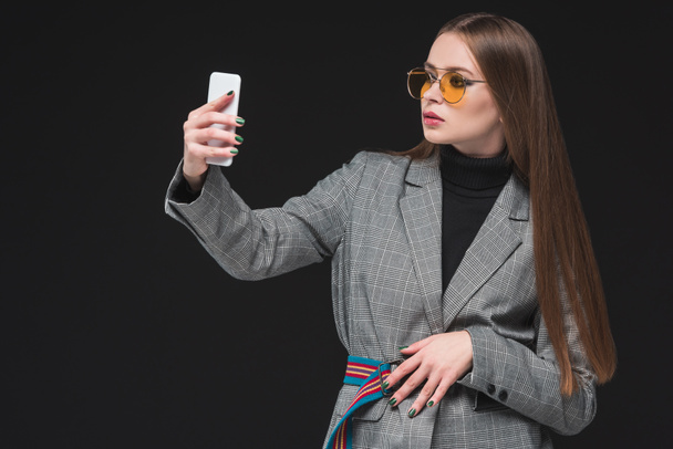 mujer tomando selfie con smartphone - Foto, Imagen
