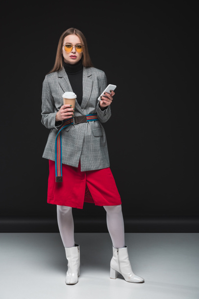 Kobieta stojąc ze smartfonem i filiżankę kawy - Zdjęcie, obraz