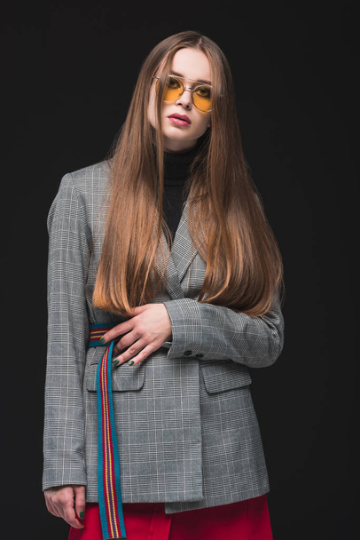 woman in gray jacket and yellow sunglasses - Foto, afbeelding
