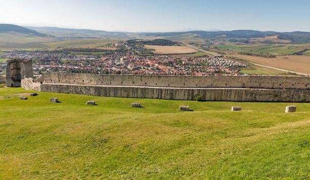 Szepesi vár udvarán, ahonnan kilátás nyílik a város Szlovákiában. - Fotó, kép