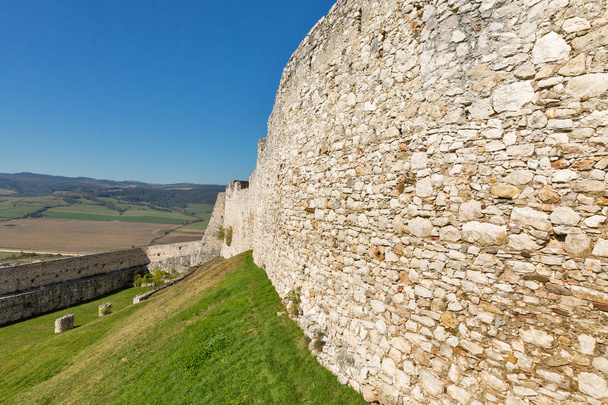 muren van spis kasteel in Slowakije. - Foto, afbeelding