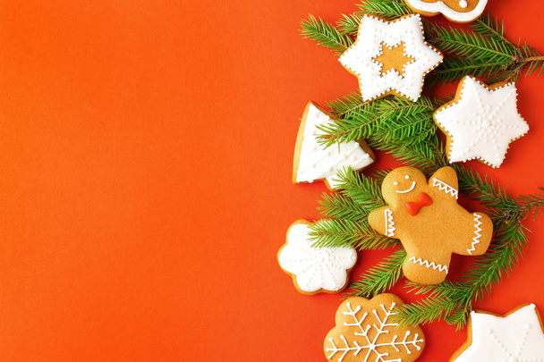 色の背景上のおいしいクリスマスのクッキー - 写真・画像