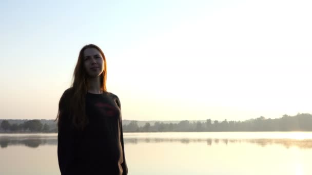 μια έγκυος γυναίκα παίζει με παντόφλες για το μωρό της στο Sunrise το φθινόπωρο σε ανάλυση 4k - Πλάνα, βίντεο