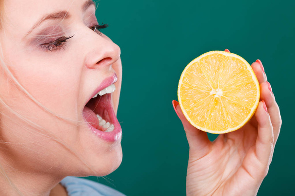 Girl holding lemon citrus fruit - Foto, Bild