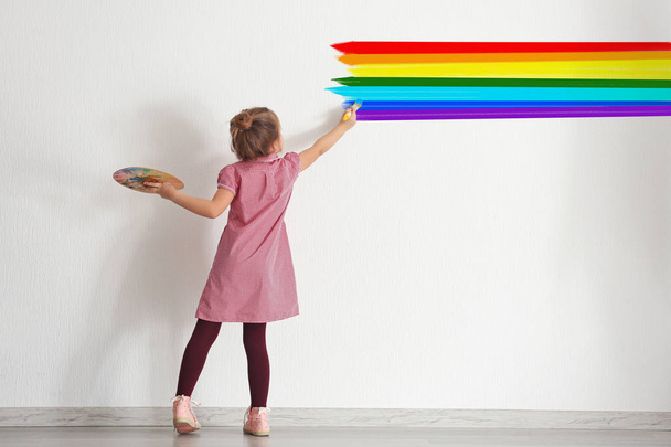 little girl painting rainbow - Fotoğraf, Görsel