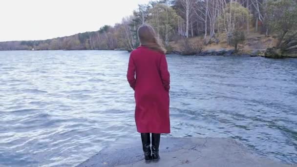 junge Frau entspannt in der Nähe des Sees. romantische schöne Frau, die ihre Zeit und friedliche Natur genießt. ruhiger und gemütlicher Abend - Filmmaterial, Video