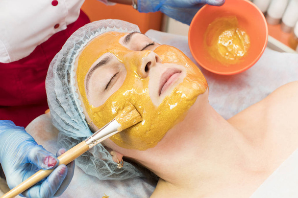 Massage en gezichts peeling op het salon  - Foto, afbeelding