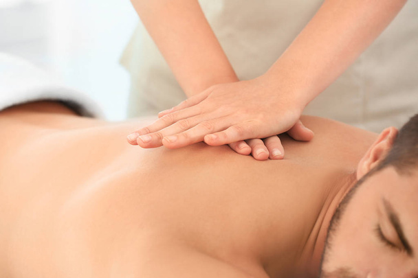 Mladý muž má masáž v lázeňském salonu - Fotografie, Obrázek