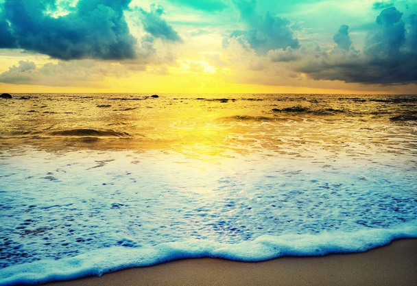 Пляжный закат или восход солнца, окрашенный в цвет неба и облаков.
 - Фото, изображение