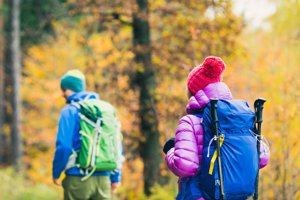 Uomo e donna coppia felice escursionisti a piedi nei boschi di autunno
 - Foto, immagini