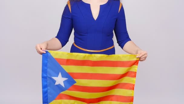 Serious catalan woman with estelada flag - Footage, Video