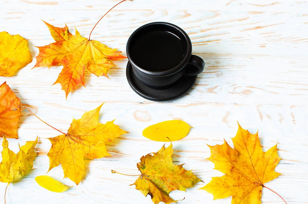 Podzimní listí kolem kávové konvice - Fotografie, Obrázek
