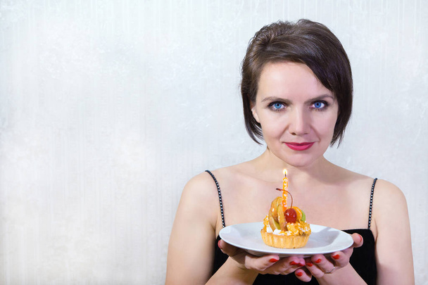 Woman with cheesecake - Photo, Image