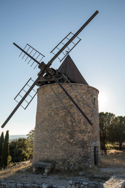 Starý větrný mlýn v Saint-Saturnin-les-Apt Muehle v Provence, Francie - Fotografie, Obrázek