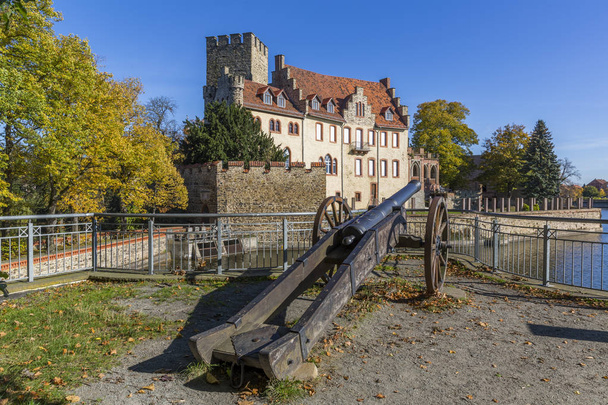 Flechtingen water castle with a cannon in the foreground in Saxony-Anhalt - Photo, Image