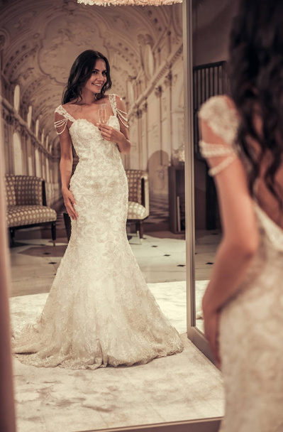 Krásná nevěsta ve svatební salon - Fotografie, Obrázek