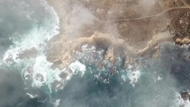 A légi felvétel a sziklás California partvidékre sodródó köd - Felvétel, videó
