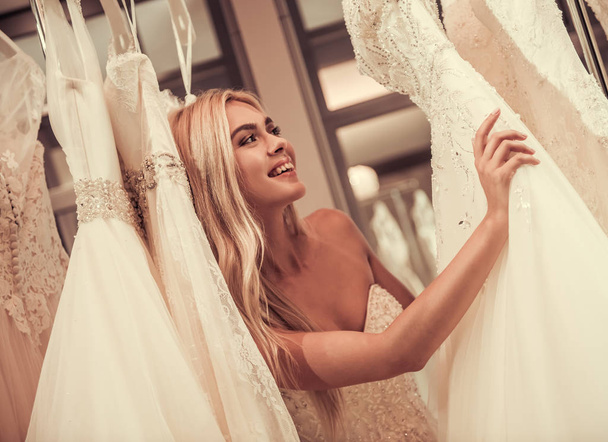 Attractive bride in wedding salon - Photo, image