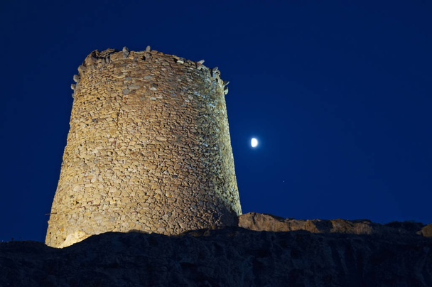 Korzika: Holdfény a genovai torony tetején az Ile de la Pietra (Stone Island), sziklás hegyfokai Ile-Rousse (vörös sziget), a felső-Korzika városa 15. században épült - Fotó, kép