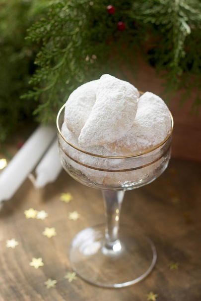 Karácsonyi cookie-k vanília holdsarlók ünnepi dekoráció. - Fotó, kép