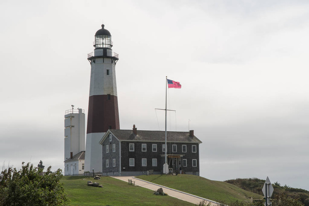 Belle vue large sur le phare de Montauk Point sur Long Island New York. Symbole de la zone et toujours actif pour la navigation maritime
 - Photo, image