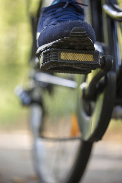 Человек на велосипеде с низким углом обзора стопы
 - Фото, изображение