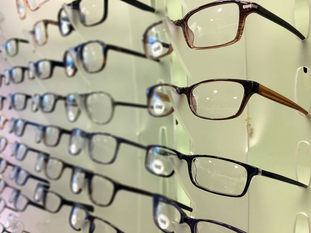 Brillen im Optikergeschäft - Foto, Bild