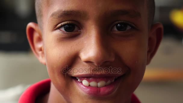 Porträt eines kleinen Jungen, der in die Kamera blickt - Filmmaterial, Video