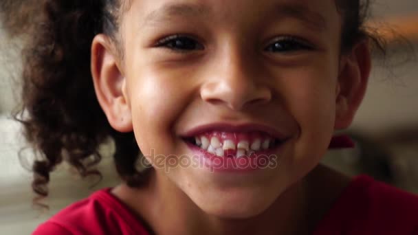 Porträt eines kleinen Mädchens, das in die Kamera blickt - Filmmaterial, Video