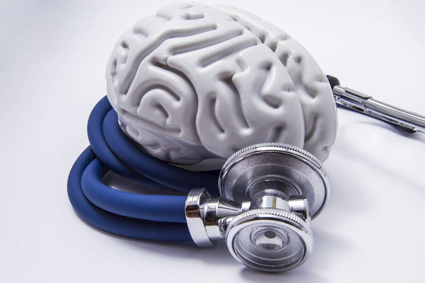 脳の図にそれが人間の脳にリッスンする chestpiece に聴診器のスパイラル チューブにねじれています。神経学と神経科学の画像診断のためのアイデア - 写真・画像