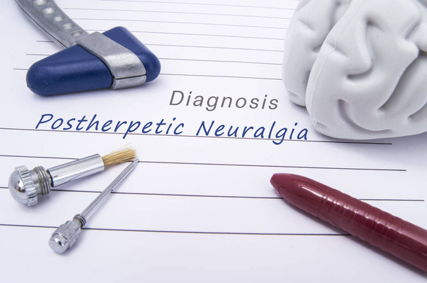 Figura de cerebro humano, martillo reflejo neurológico azul, aguja neurológica y cepillo para la sensibilidad de la prueba y bolígrafo se encuentran en forma de papel con un diagnóstico médico de Neuralgia Postherpética (PHN
) - Foto, Imagen