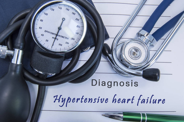 Tanı hipertansif kalp yetmezliği. Bir stetoskop tıbbi form belgeler office doktor hipertansif kalp yetmezliği tanısı dahiliye hakkında manşet yalanla Tansiyon Aleti - Fotoğraf, Görsel