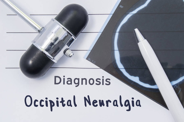 Diagnosi Neuralgia occipitale. Rapporto medico scritto, che indica la diagnosi neurologica Neuralgia occipitale, circondato da risonanza magnetica del cervello e martello riflesso sulla scrivania nello studio medico
  - Foto, immagini