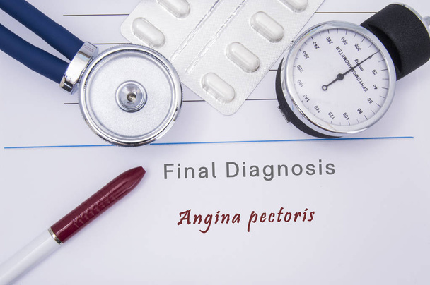 Бумажная медицинская форма с диагнозом Angina pectoris, на которой лежат стетоскоп, монитор кровяного давления, белые таблетки или таблетки в блистерной упаковке и красная шариковая ручка
 - Фото, изображение