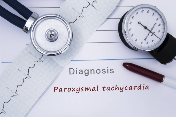 Papírové zdravotnické revers s diagnózou paroxysmální tachykardie z kategorie srdeční arytmie choroby s tištěnou EKG, stetoskop. Lékařská zpráva lékaře kardiologa nebo vnitřní lékařství - Fotografie, Obrázek