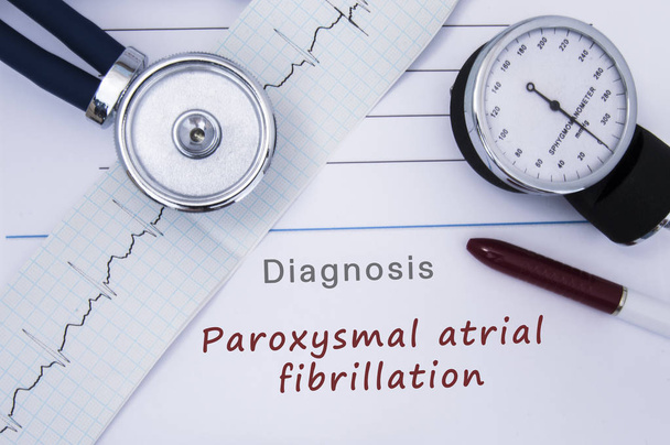 Форма вивільнення паперу з діагнозом Paroxysmal фібриляція передсердь з категорії хвороби серцевої аритмії з ЕКГ та стетоскопом. Медичний звіт кардіолога або лікаря внутрішньої медицини
 - Фото, зображення