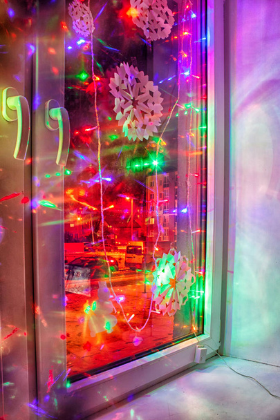 parlak renkli elektrik garland penceresinde - Fotoğraf, Görsel