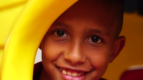 Portrait de petit garçon regardant la caméra
 - Séquence, vidéo