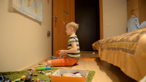 Chlapec 8 let starý, přísný Tatínek a hračky v obyčejné domácí prostředí - Záběry, video