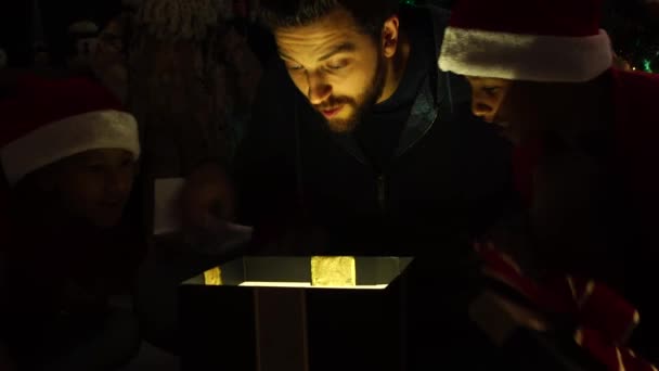 Família abrindo uma caixa de presente mágica
 - Filmagem, Vídeo