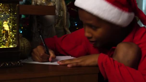 少年は、サンタ クロースにクリスマスの手紙を書いて - 映像、動画