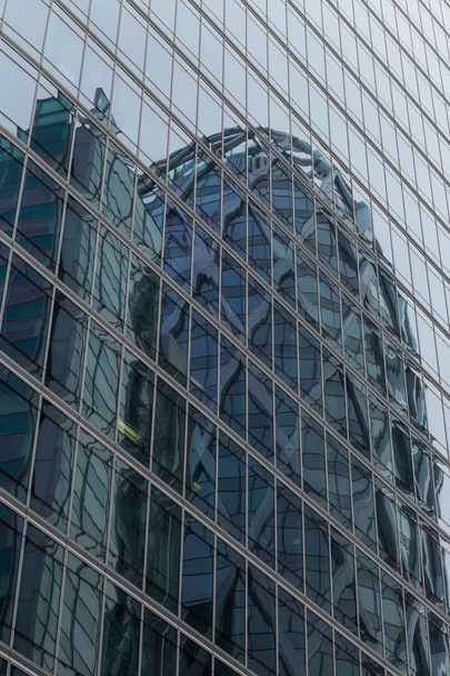 Хмарочоси скло фасадів в Парижі бізнес-центру La Defense. Міських архітектуру сучасним офісною будівлею. Абстрактний фон з відображенням небо. Місто життя, економіки та фінансів концепції - Фото, зображення