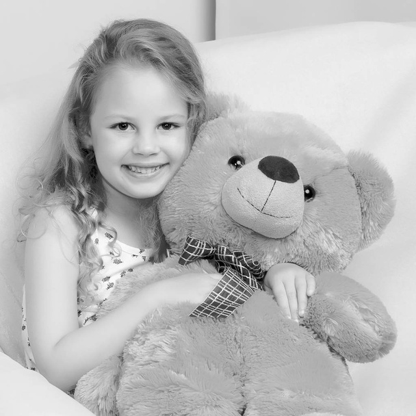 Little girl with teddy bear - Foto, Bild