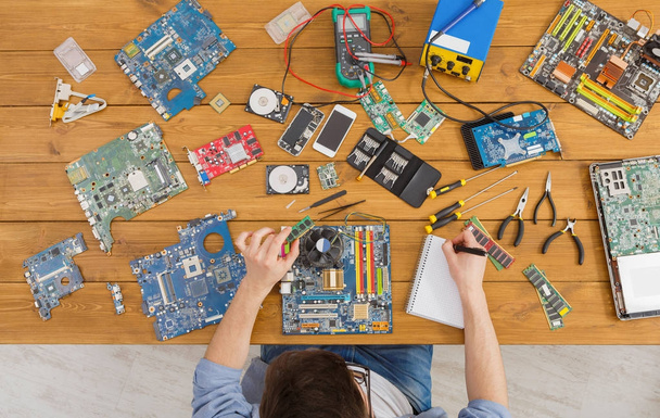 Electronic circuit board inspecting in repair shop - Foto, immagini