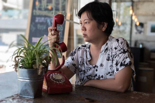 asiatische Frauen wütend Anruf in einem Café - Foto, Bild
